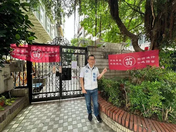 「苗博雅」亂掛布條欺負老榕樹？　羅智強傻眼揭背後真相