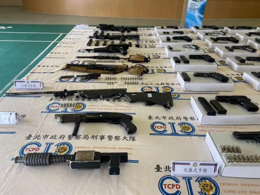 影/四海幫「45槍1900發子彈」超狂軍火庫堂主竟30萬交保！法官：健康考量