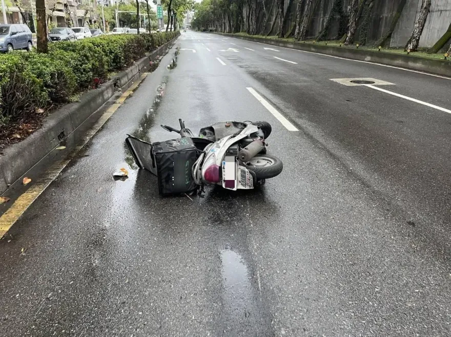 快訊/天雨路滑！北市外送員自摔一度救回　搶救最後仍不治