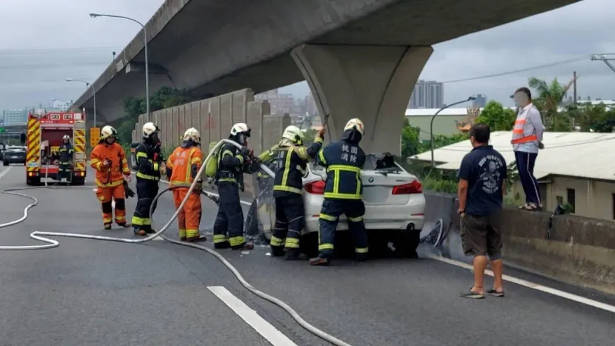 影/國道1桃園段驚傳火燒車　2大1小棄車逃回堵4公里