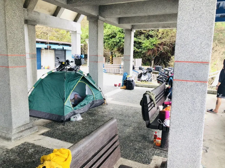 連假小琉球亂象！　遊客登島「整排帳篷」占涼亭...爽吃烤肉免費露營