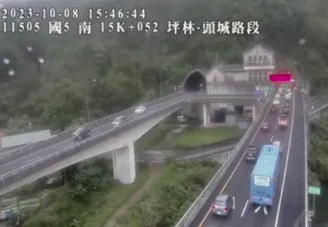 快訊/國慶連假第2天塞爆！國5南下回堵　車輛緩慢前行