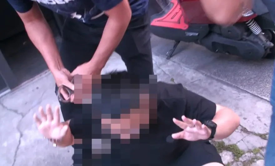 影/台中毒販扮「雷神」網賣毒包　見9警圍捕秒跪地投降