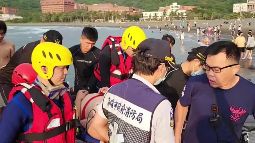 快訊/國慶連假出事！高雄西子灣父子溺水　爸昏迷、4歲兒爆哭送醫