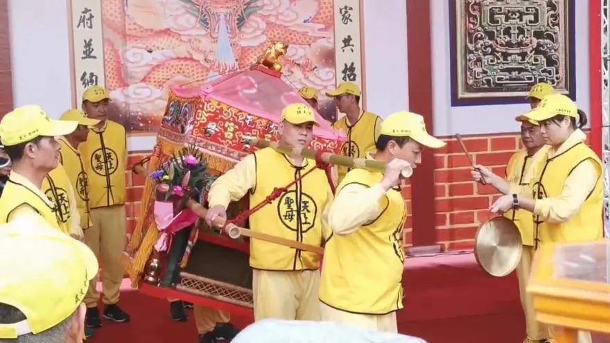 影/「粉紅超跑」白沙屯媽祖抵嘉縣　新港3萬信眾跪地鑽轎