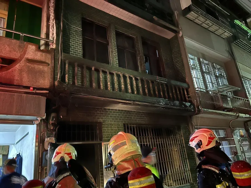 快訊／基隆西定路民宅火警　2女陽台受困警消馳援