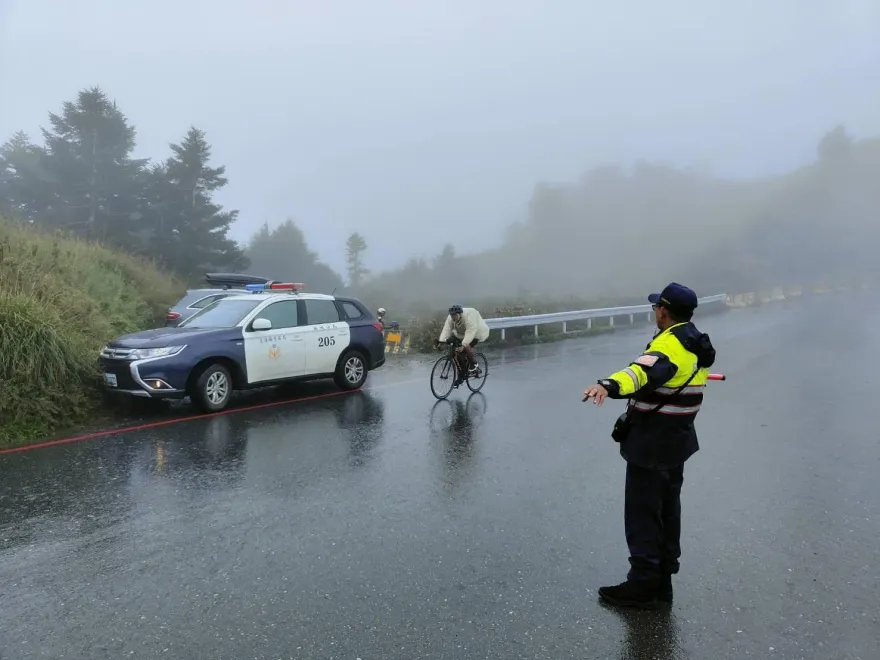 國慶連假day2　合歡山氣溫驟降起大霧　新城警冒雨疏導