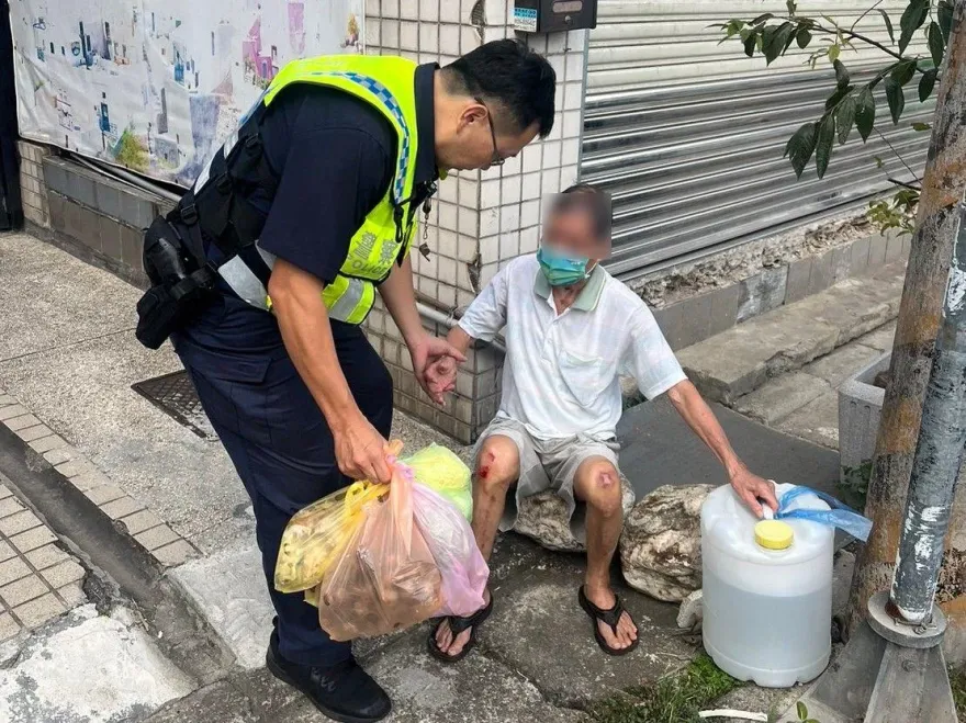 84歲老翁為兒孫買團圓菜　騎車慘摔暖警助返家