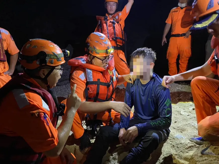影/小琉球威尼斯沙灘泳客受困　海巡摸黑馳援搶救送醫