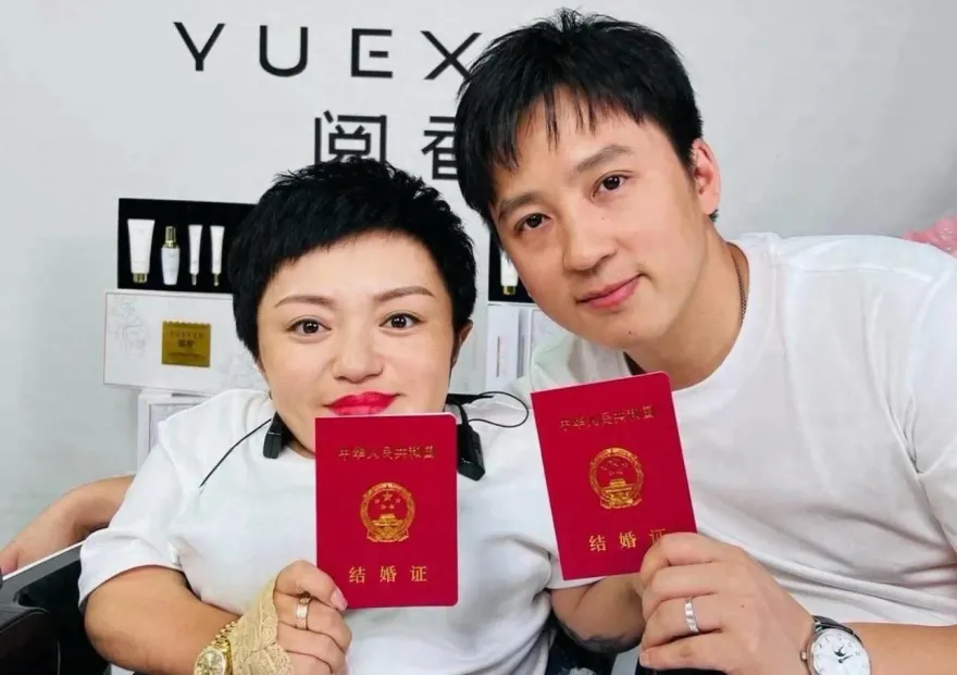 罕見病女富豪再婚26歲小鮮肉　新郎爽領1.34億嫁妝
