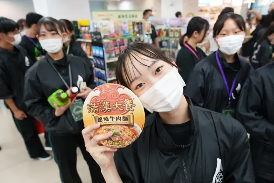 「翡翠騎士」嗨翻高鐵站！「想逛台灣7-11」願望成真　泡麵合照超開心