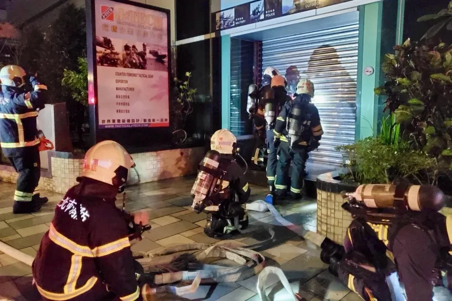 影/北市內科軍用品店暗夜遭縱火　警：鎖定對象追緝中