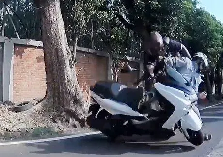 影/360度空中轉體！高雄大叔說轉就轉　後方機車直衝撞上、頭部著地