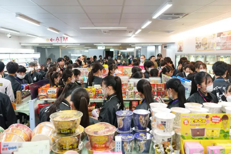 「翡翠騎士」深夜擠爆7-11！願望成真　最愛布丁、牛肉泡麵