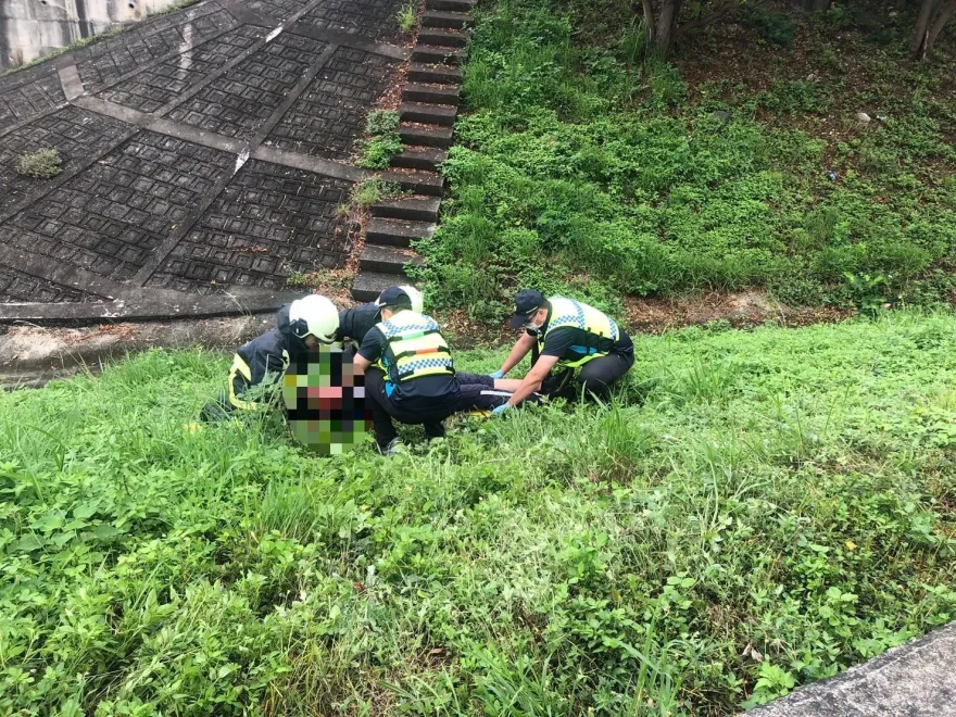 快訊/國1頭屋段貨車自撞護欄！男甩飛邊坡全是血、女受困　雙雙昏迷搶救中