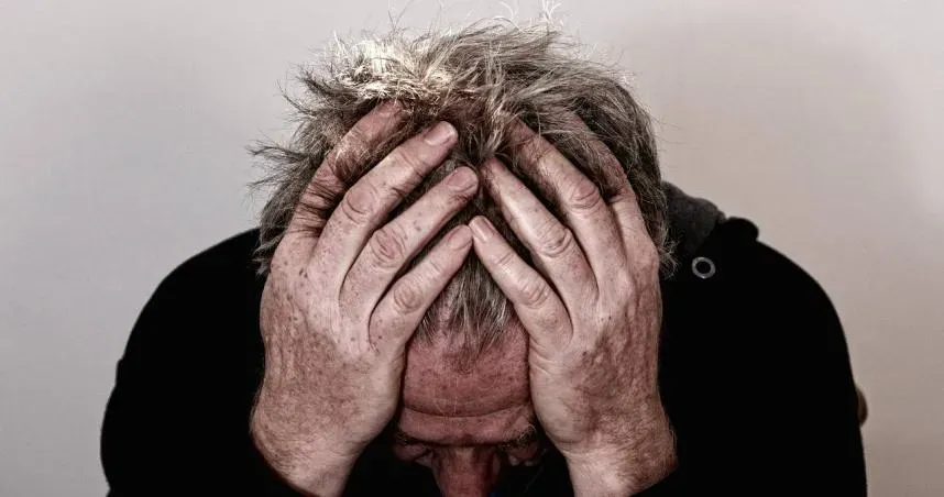 6旬翁身體僵硬、撲克臉　醫：帕金森氏症不一定手會抖