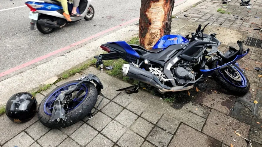 快訊/淡水死亡車禍！重機騎士自撞路樹、車身解體　顱內出血送醫不治