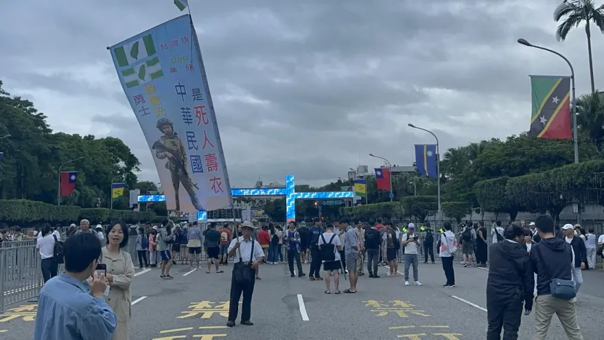 雙十國慶/國慶日清晨凱道前兩樣情　有人喝到天亮有人舉旗表達意見