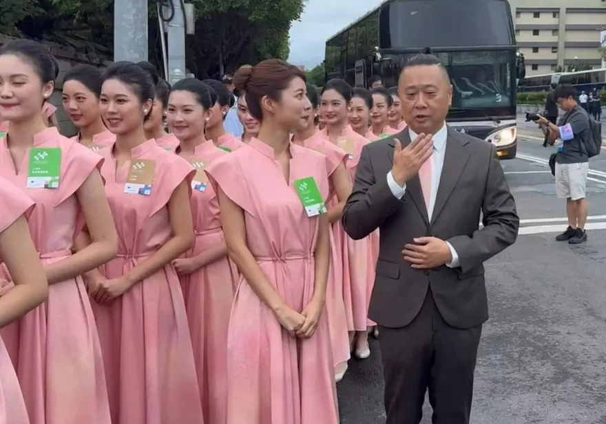 雙十國慶/邰智源化身國慶一日接待員　高國慶、吉力吉撈‧鞏冠領唱國歌