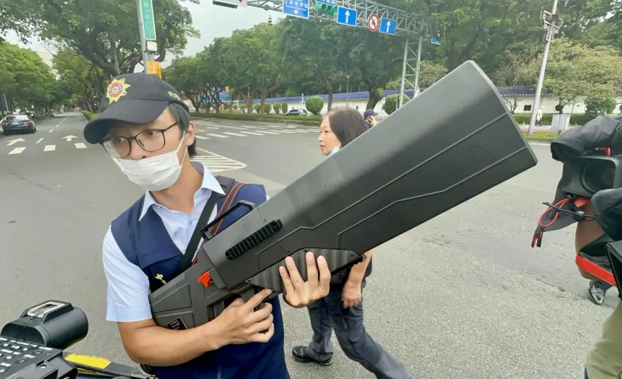 雙十國慶/凱道大批警力戒備　無人機干擾槍待命