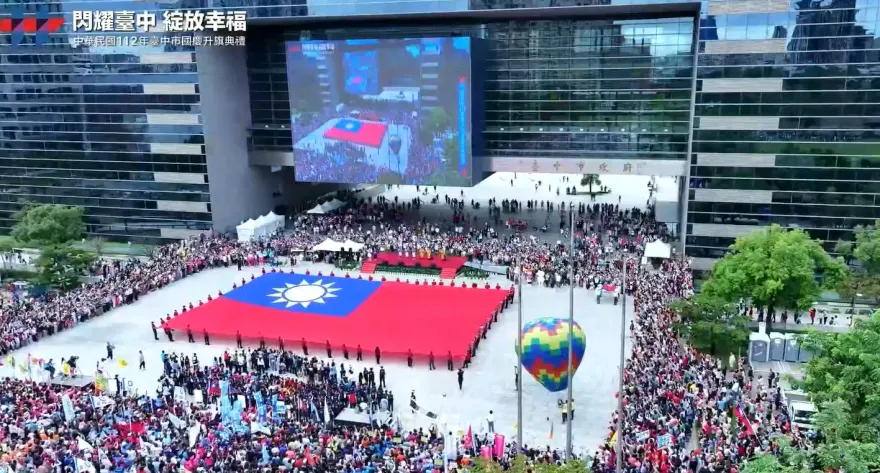 雙十國慶/巨幅國旗飄揚台中！　盧秀燕許3願：盼中華民國國運昌隆
