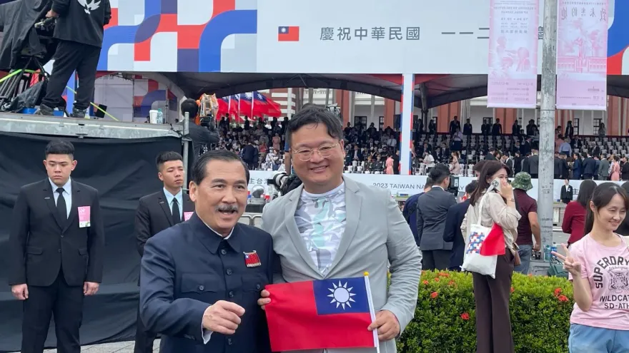 雙十國慶/國父現身總統府？ 民眾搶跟「孫中山」合照