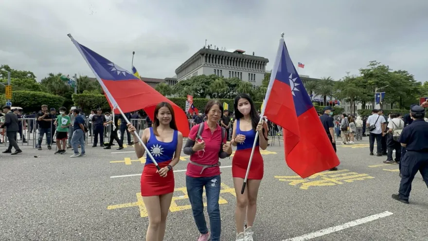 雙十國慶/國慶大會另類嬌點！「爆乳國旗裝辣妹」現身凱道　民眾搶合影留念