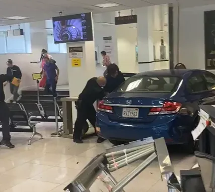 快訊/男子駕車衝撞大陸駐舊金山領事館　警方證實：嫌犯已遭擊斃