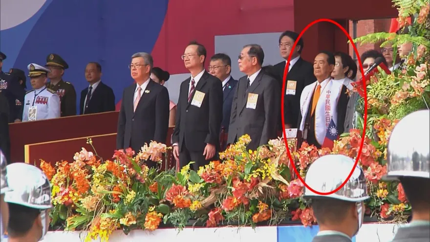 雙十國慶/背後有國旗的男人！宋楚瑜穿「中華民國生日快樂」背心賀國慶