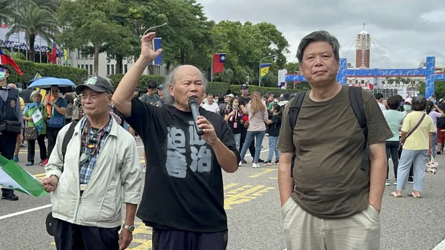 雙十國慶/穿「政治迫害」T恤！黎明幼兒園長抗議　疑「自殘」警急勸阻