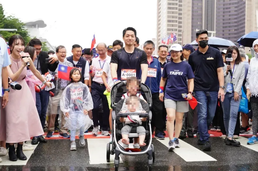 雙十國慶/蔣萬安3寶國慶路跑　二寶三寶一臉「奧嘟嘟」萌翻網友