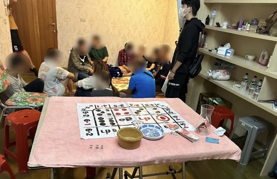 影/職業泰式「Hi-Lo」賭場暗藏民宅　警暗夜突襲逮14泰籍賭客