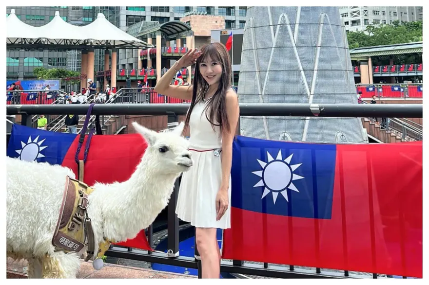 雙十國慶/新北升旗「草泥馬」超搶鏡！飼主竟是10億財富女神　被爆將選立委