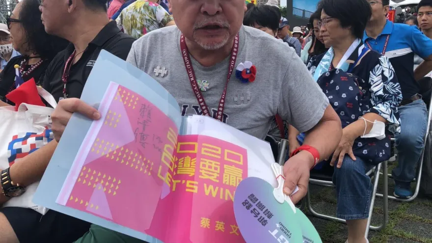 雙十國慶/「賴清德簽名蔡英文旗」遭府前維安要求代保管！　美華僑批限制言論自由