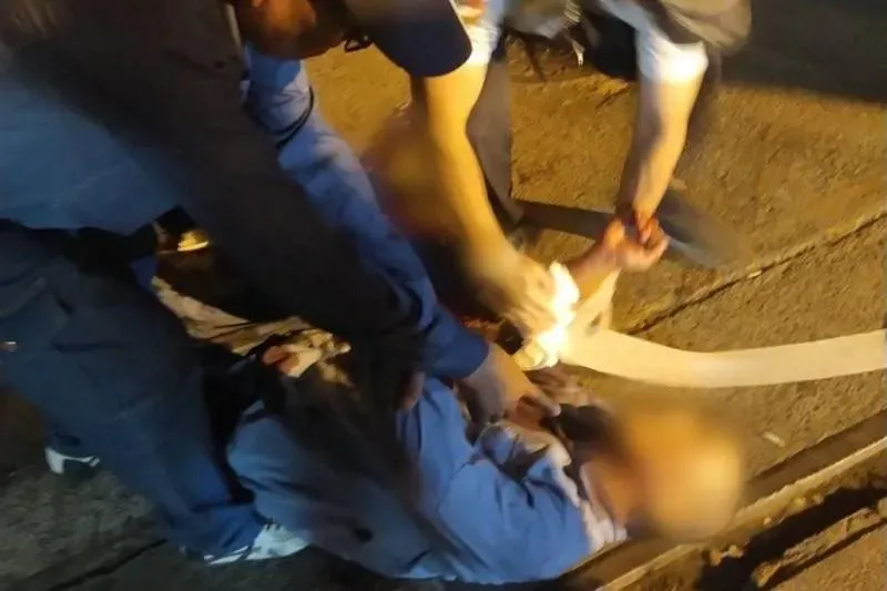 影/高雄中油大林廠外濺血！1男手臂中刀倒血泊　目擊者嚇壞報案