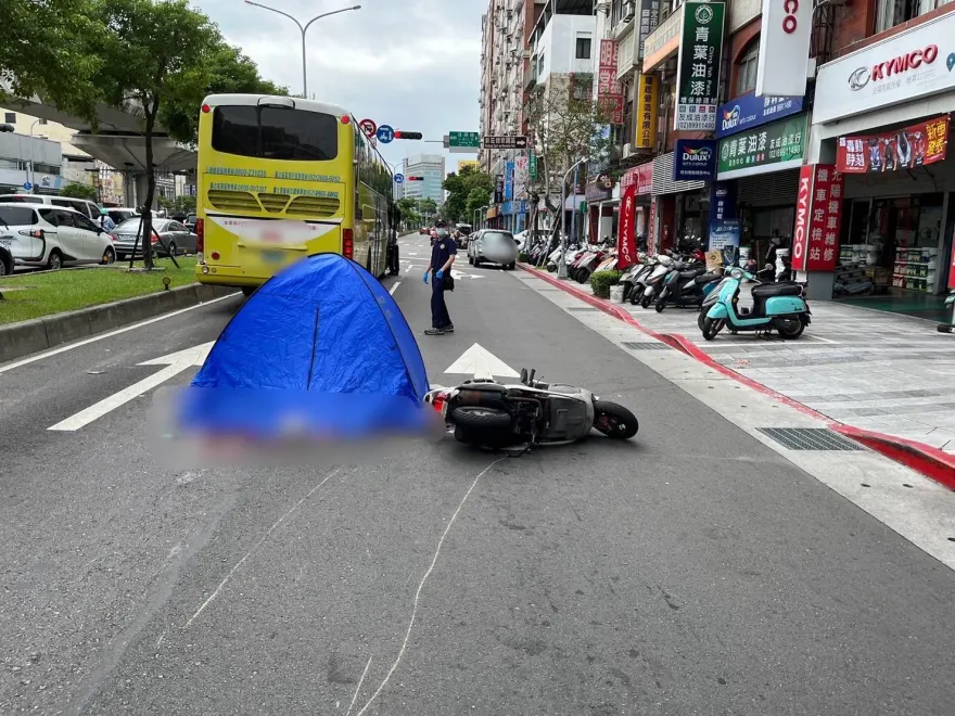快訊/新莊騎士擦撞公車　當場慘死輪下未送醫