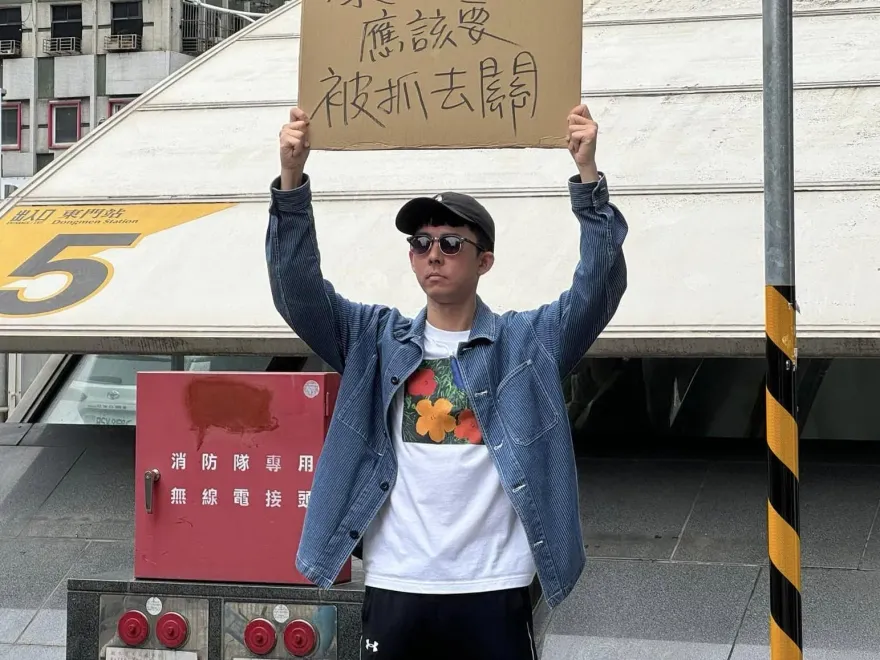 萬人力挺點讚！阿滴國慶日上街頭抗議　高舉4標語：這種人要抓去關
