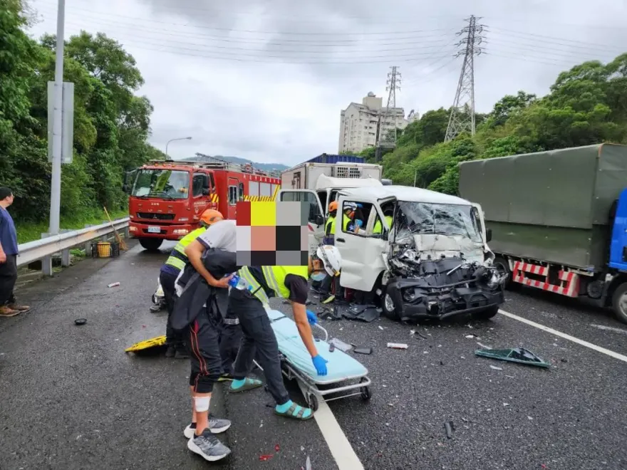 國3南港交流道5車連環撞！貨車頭爛、駕駛救出　回堵5公里