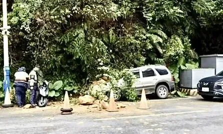 連日大雨！基隆暖暖邊坡墜落石　外送員死神擦身過、路邊車輛被吞沒