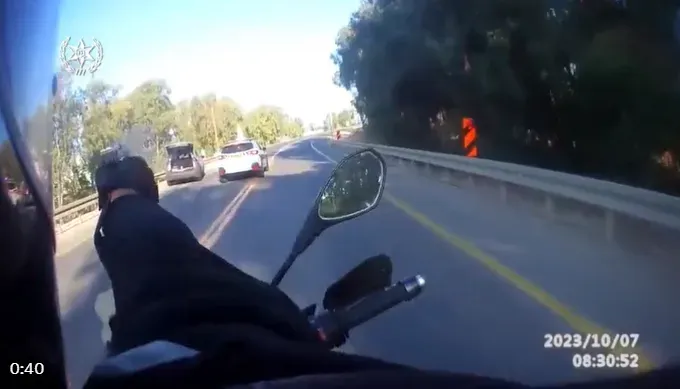 影/以巴開戰/有如動作片場景！以色列警察「單手騎車狂開槍」　擊斃2名哈瑪斯成員