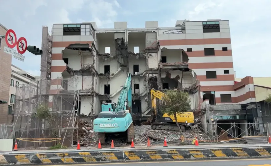 影/台南「醜房子」蓋8年賣不出去　建商霸氣打掉重蓋