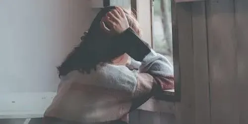 渣男傳幼女哭聲逼妻運毒！她被拳打腳踢又遭羈押1年　法官判准離了