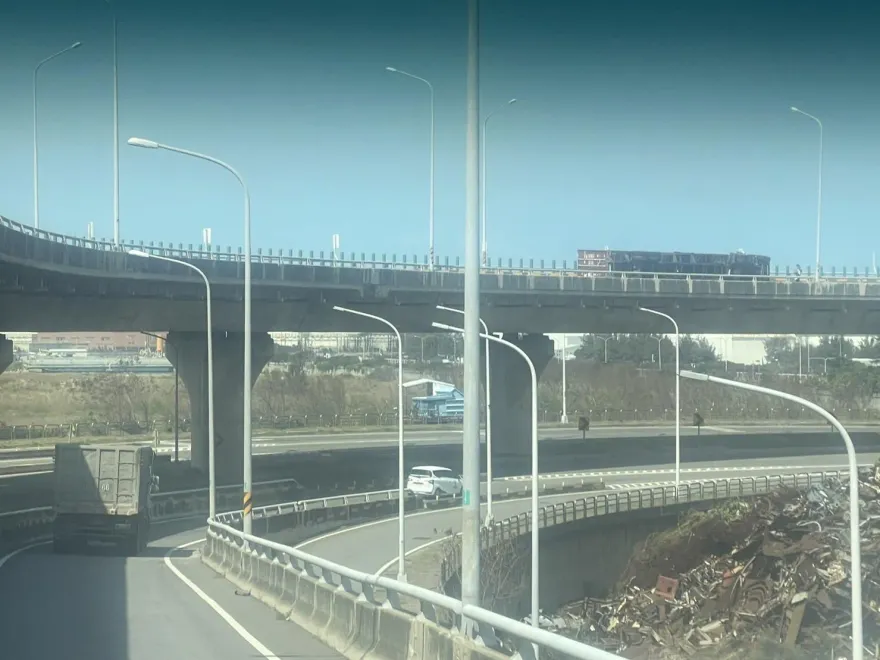 快訊/突來詭風！西濱龍井段貨櫃車遭搧翻覆橋面　23歲駕駛輕傷