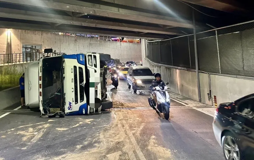 影/貨櫃車未注意橋下限高急煞　閃避不及翻覆側躺路中漏油