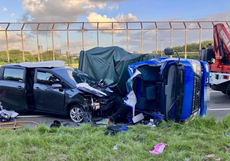 快訊/新北新莊環漢路嚴重車禍　貨車擦撞汽、機車4人送醫1人命危