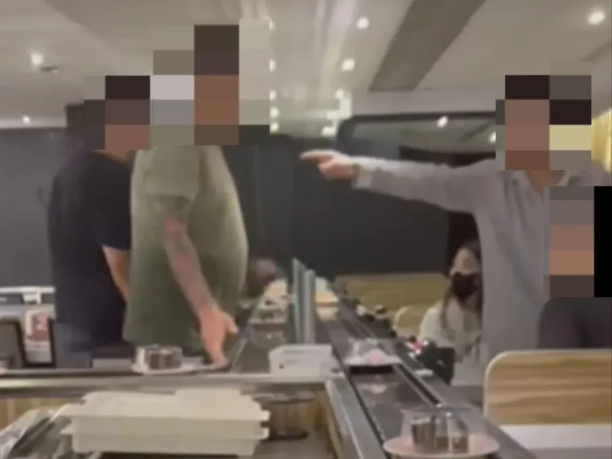 你看起來像茶碗蒸！壽司店2群男子大亂鬥　奇葩對話曝光