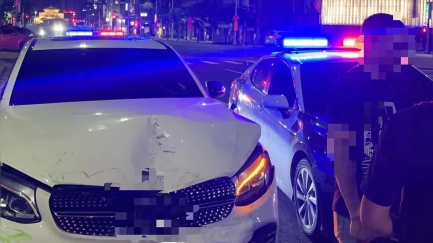 高雄又見酒駕肇逃！賓士車未減速…轎車、機車停等紅燈慘遭噴撞