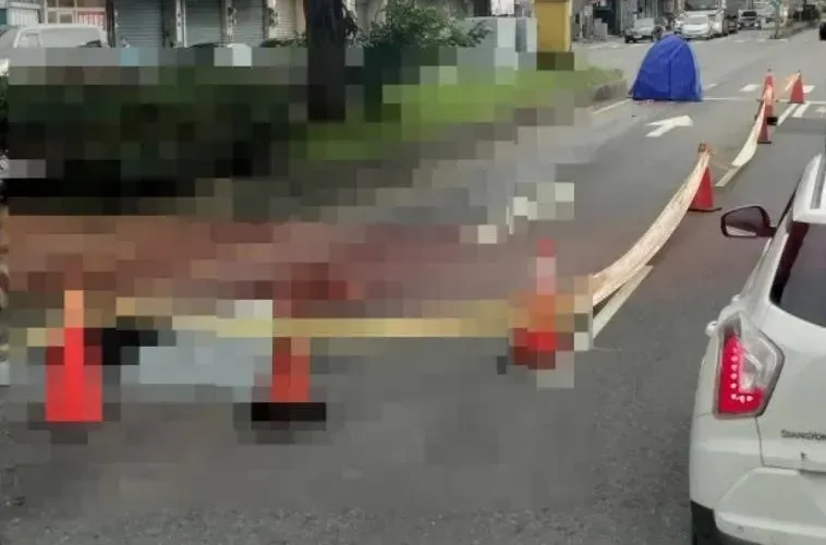 沒走斑馬線！頭城婦穿越2槽車　遭輾爆下半身當場慘死！兒崩潰