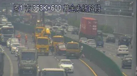 快訊/國1高雄鼎金路段「槽車、3小客車」追撞！車流回堵5公里塞爆