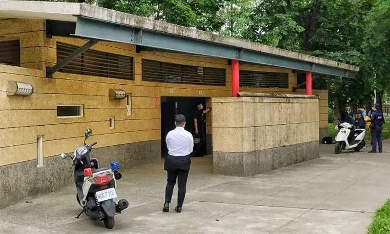 快訊/鳳山大東公園男廁反鎖　破門驚見67歲街友明顯死亡